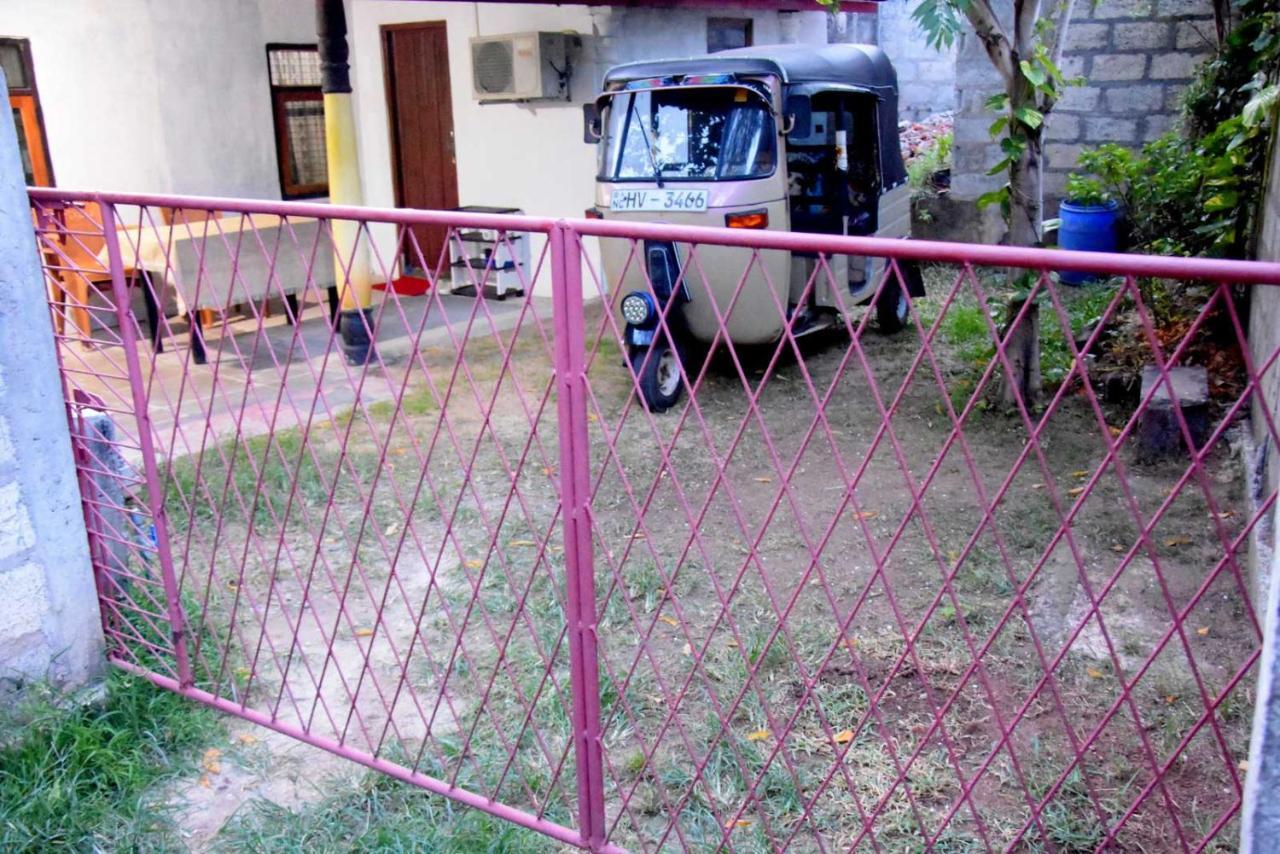Meera Homestay & Guest House Anuradhapura Ngoại thất bức ảnh